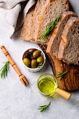 Taze ekmek, zeytinyağı ve zeytin karışımı. Yunan mezeleri