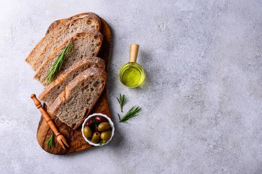 Taze ekmek, zeytinyağı ve zeytin karışımı. Yunan mezeleri
