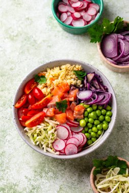 Sebze, somon ve kuskus ile dengeli beslenme çanağı.