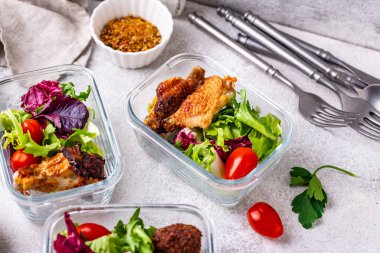 Yemek hazırlama konsepti. Konteynırda sağlıklı yiyecekler. Chocken ve falafel soslu salata