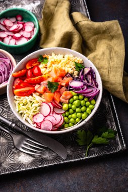 Sebze, somon ve kuskus ile dengeli beslenme çanağı.