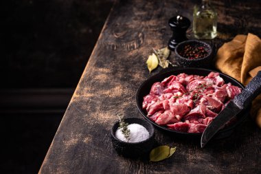 Çiğ et ve baharatlar pişirmeye hazır.