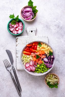 Sebze, somon ve kuskus ile dengeli beslenme çanağı.