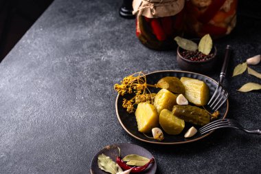 Bir kase salatalık turşusu, sağlıklı mayalanmış yiyecek.