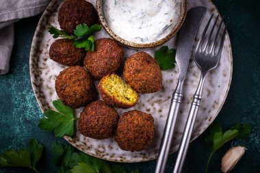 Orta Doğu geleneksel vejetaryen soslu falafel topları.