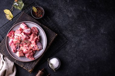 Çiğ et ve baharatlar pişirmeye hazır.