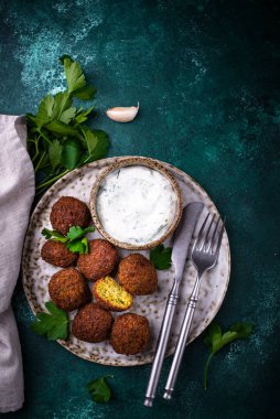 Orta Doğu geleneksel vejetaryen soslu falafel topları.