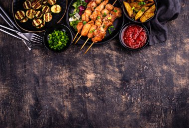 Kızarmış tavuk şiş sebzeli kebap.