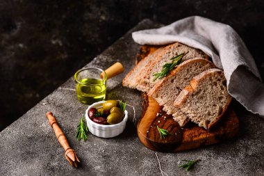 Taze ekmek, zeytinyağı ve zeytin karışımı. Yunan mezeleri