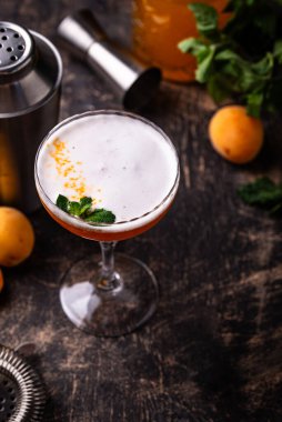 Taze kayısı veya nane aromalı şeftalili kokteyl martini.