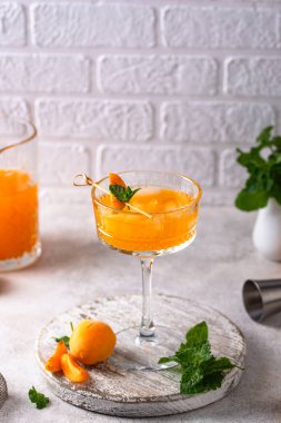 Taze kayısı veya nane aromalı şeftali kokteyli.