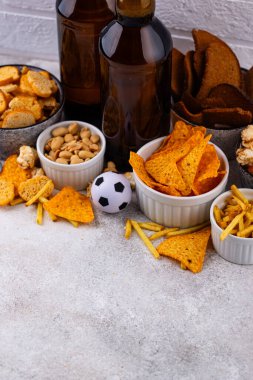 Bira ve farklı atıştırmalıklar. Superbowl ya da futbol partisi için aperatifler