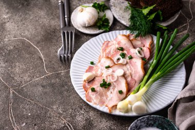 Dilimlenmiş domuz eti ya da yeşil soğanlı jambon.