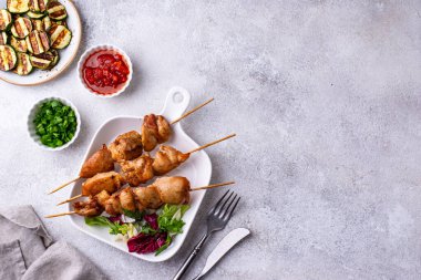 Kızarmış tavuk şiş sebzeli kebap.