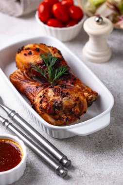 Kızarmış ya da sebzeli tavuk budu.