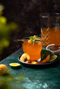 Taze yaz kayısı içeceği. Sağlıklı kokteyl veya meyve suyu