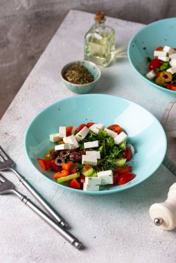 Salatalıklı Yunan salatası, domates, dolmalık biber, peynir ve zeytin. Akdeniz yemekleri