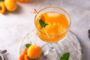 Taze kayısı veya nane aromalı şeftali kokteyli.