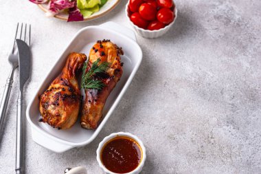 Kızarmış ya da sebzeli tavuk budu.