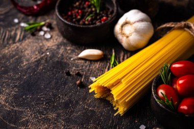 İtalyan yemek konsepti. Spagetti, domates, biberiye, sarımsak ve baharatlı.