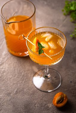 Taze kayısı veya nane aromalı şeftali kokteyli.