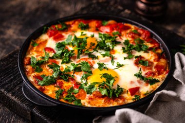 Yumurtalı Shakshuka, domates ve biberli. Geleneksel Yahudi kahvaltı yemeği