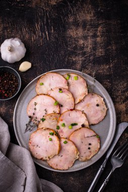 Tabağında bitkiler olan dilimlenmiş tavuk sosisi.