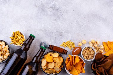 Bira ve farklı atıştırmalıklar. Superbowl ya da futbol partisi için aperatifler