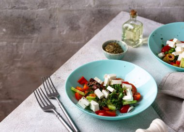 Salatalıklı Yunan salatası, domates, dolmalık biber, peynir ve zeytin. Akdeniz yemekleri