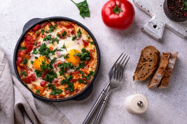 Yumurtalı Shakshuka, domates ve biberli. Geleneksel Yahudi kahvaltı yemeği