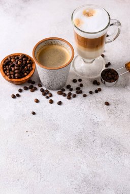 Duble espresso ve kapuçino. Farklı türde kahve.