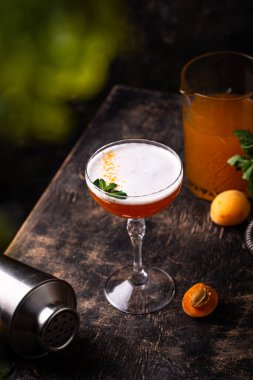 Taze kayısı veya nane aromalı şeftalili kokteyl martini.