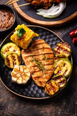 Çeşitli yaz ızgara bbq çeşitleri. Shashlik, ızgara sosis, sebze ve sos.
