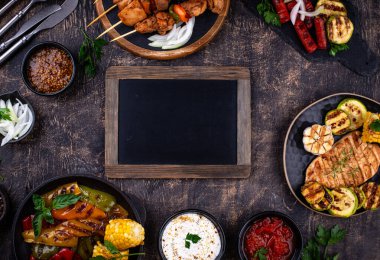 Çeşitli yaz ızgara bbq çeşitleri. Shashlik, ızgara sosis, sebze ve sos.