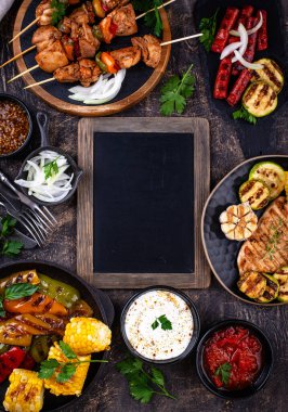 Çeşitli yaz ızgara bbq çeşitleri. Shashlik, ızgara sosis, sebze ve sos.