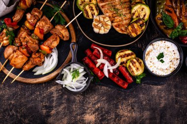 Çeşitli yaz ızgara bbq çeşitleri. Shashlik, ızgara sosis, sebze ve sos.