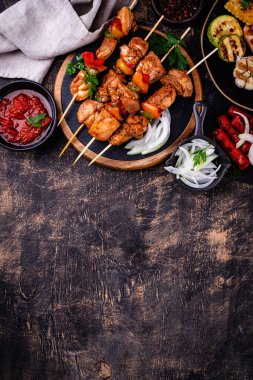Çeşitli yaz ızgara bbq çeşitleri. Shashlik, ızgara sosis, sebze ve sos.