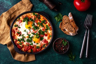Yumurtalı Shakshuka, domates ve biberli. Geleneksel Yahudi kahvaltı yemeği