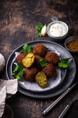 Orta Doğu geleneksel vejetaryen soslu falafel topları.