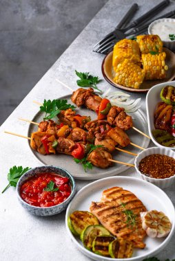 Çeşitli yaz ızgara bbq çeşitleri. Shashlik, ızgara sosis, sebze ve sos.