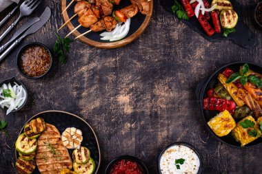 Çeşitli yaz ızgara bbq çeşitleri. Shashlik, ızgara sosis, sebze ve sos.