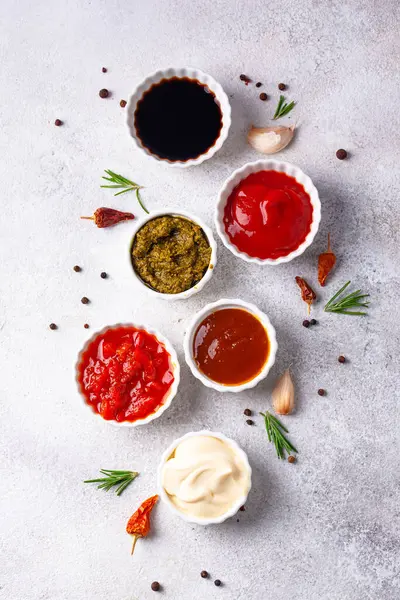 Farklı soslar seti. Ketçap, hardal, pesto, adjika