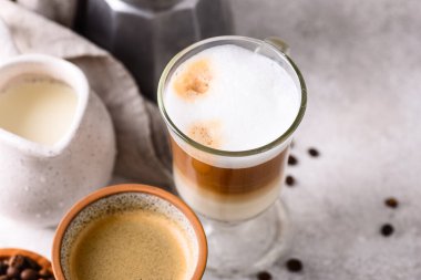 Duble espresso ve kapuçino. Farklı türde kahve.
