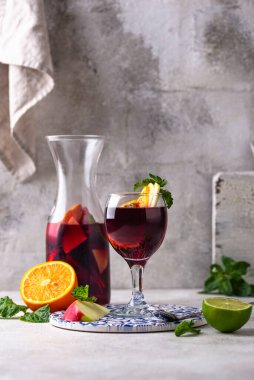 Geleneksel İspanyol içkisi kırmızı şarap ve meyveli sangria