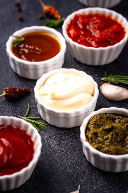 Farklı soslar seti. Ketçap, hardal, pesto, adjika