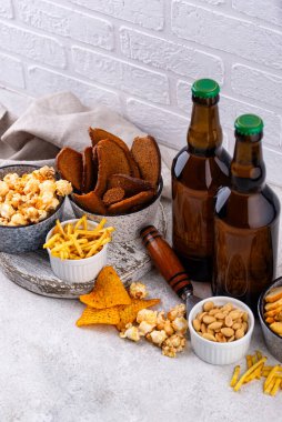 Bira ve farklı atıştırmalıklar. Superbowl ya da futbol partisi için aperatifler