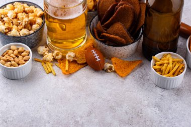 Bira ve farklı atıştırmalıklar. Superbowl ya da futbol partisi için aperatifler