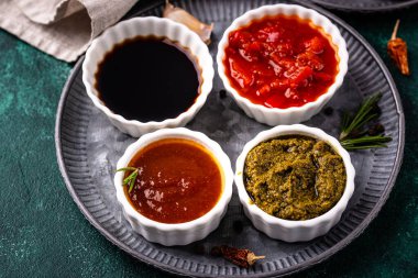 Farklı soslar seti. Ketçap, hardal, pesto, adjika