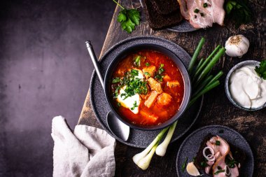 Geleneksel Ukrayna borsch 'u veya ekşi kremalı pancar çorbası