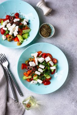 Salatalıklı Yunan salatası, domates, dolmalık biber, peynir ve zeytin. Akdeniz yemekleri